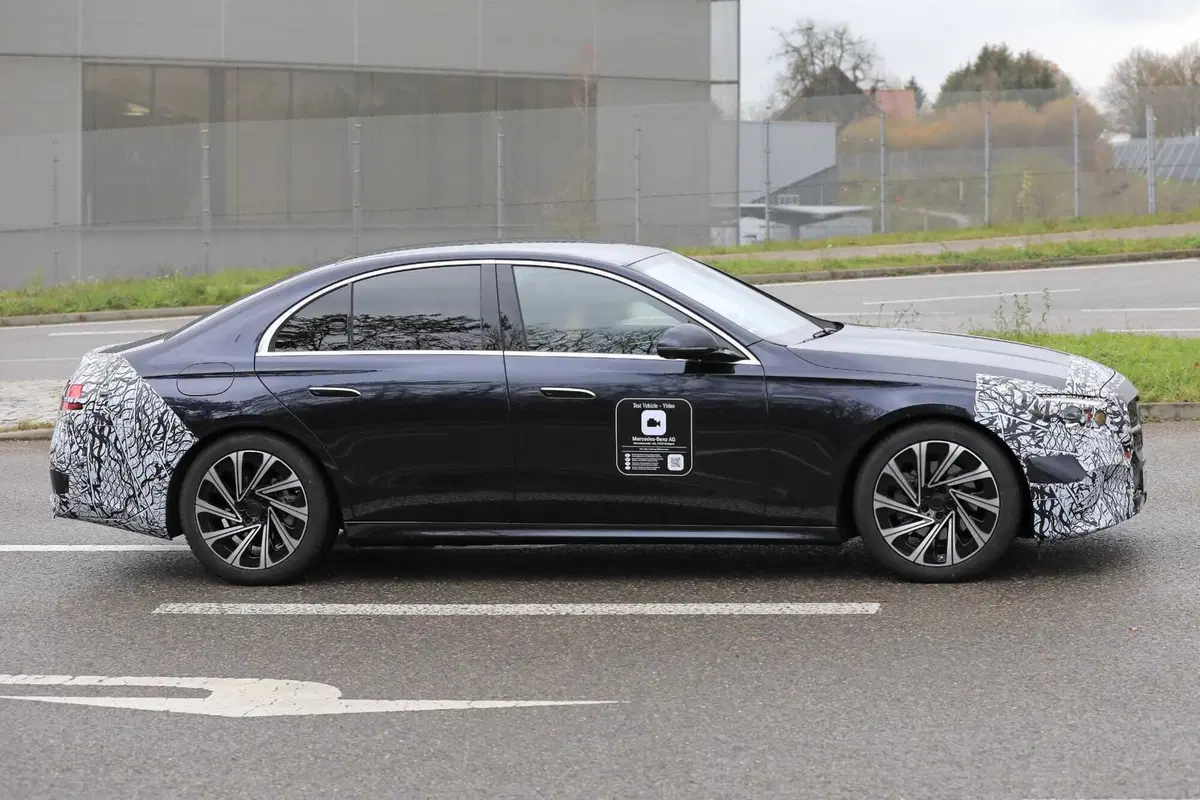 Mercedes Classe E, ecco le foto spia (17)