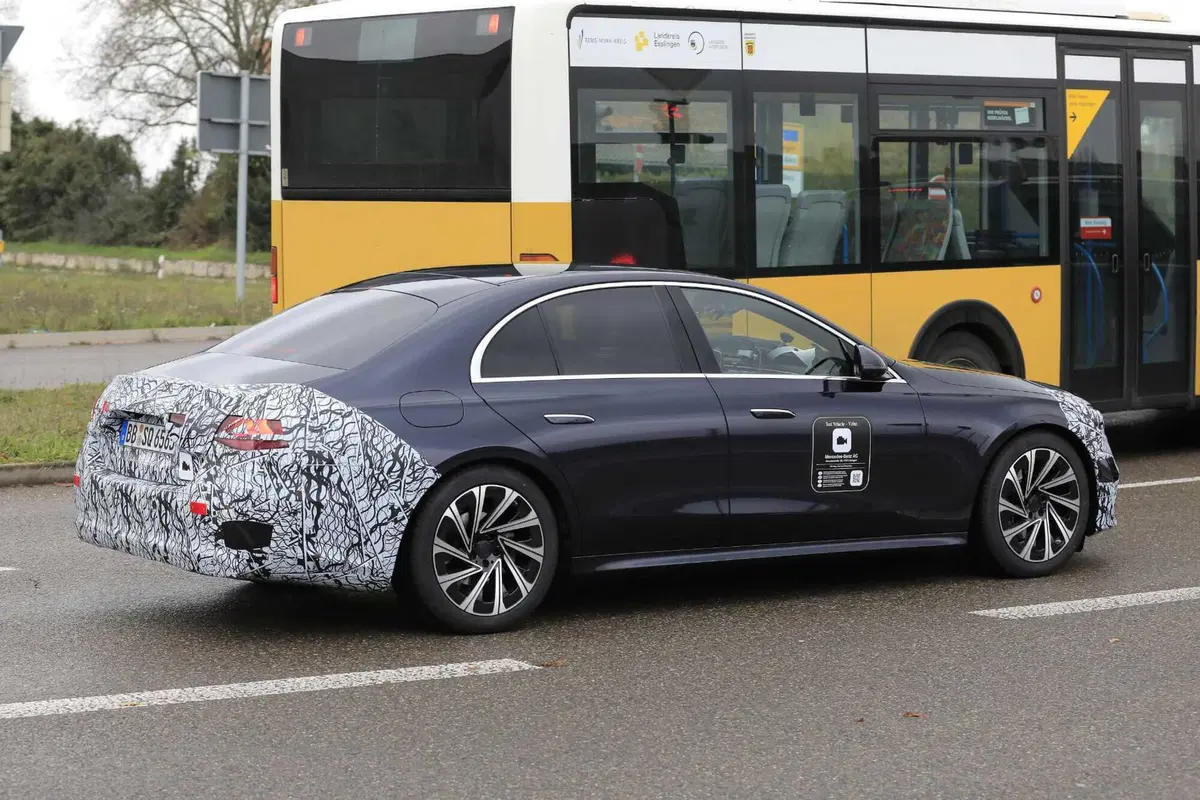 Mercedes Classe E, ecco le foto spia (18)