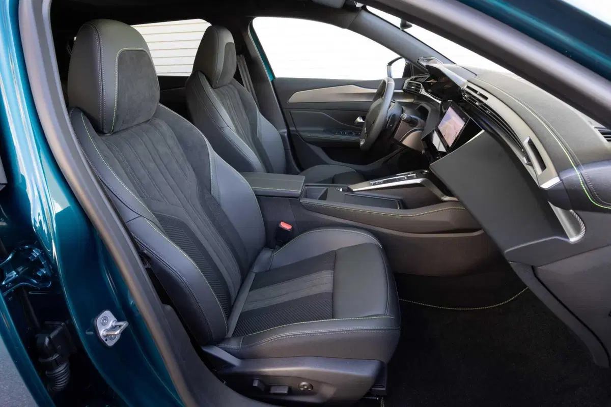 Peugeot 408 (2023), la prova della fastback più interessante del momento (15)