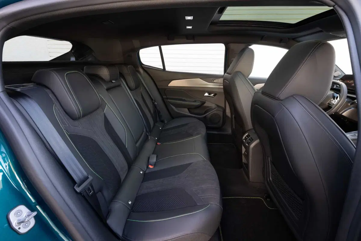 Peugeot 408 (2023), la prova della fastback più interessante del momento (16)