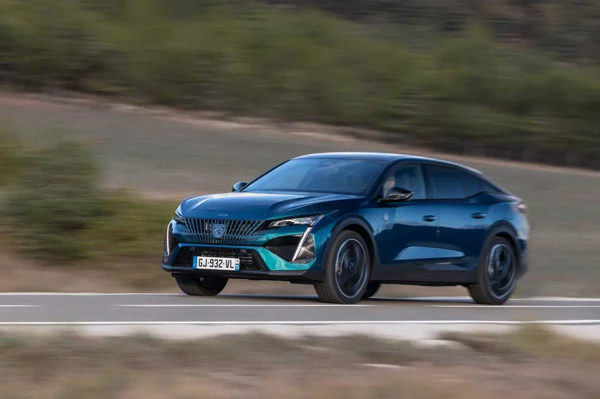 Peugeot 408 (2023), la prova della fastback più interessante del momento (19)