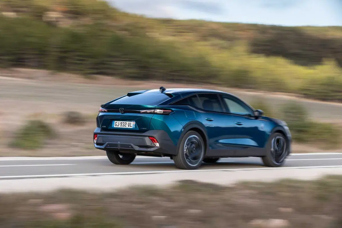 Peugeot 408 (2023), la prova della fastback più interessante del momento (20)