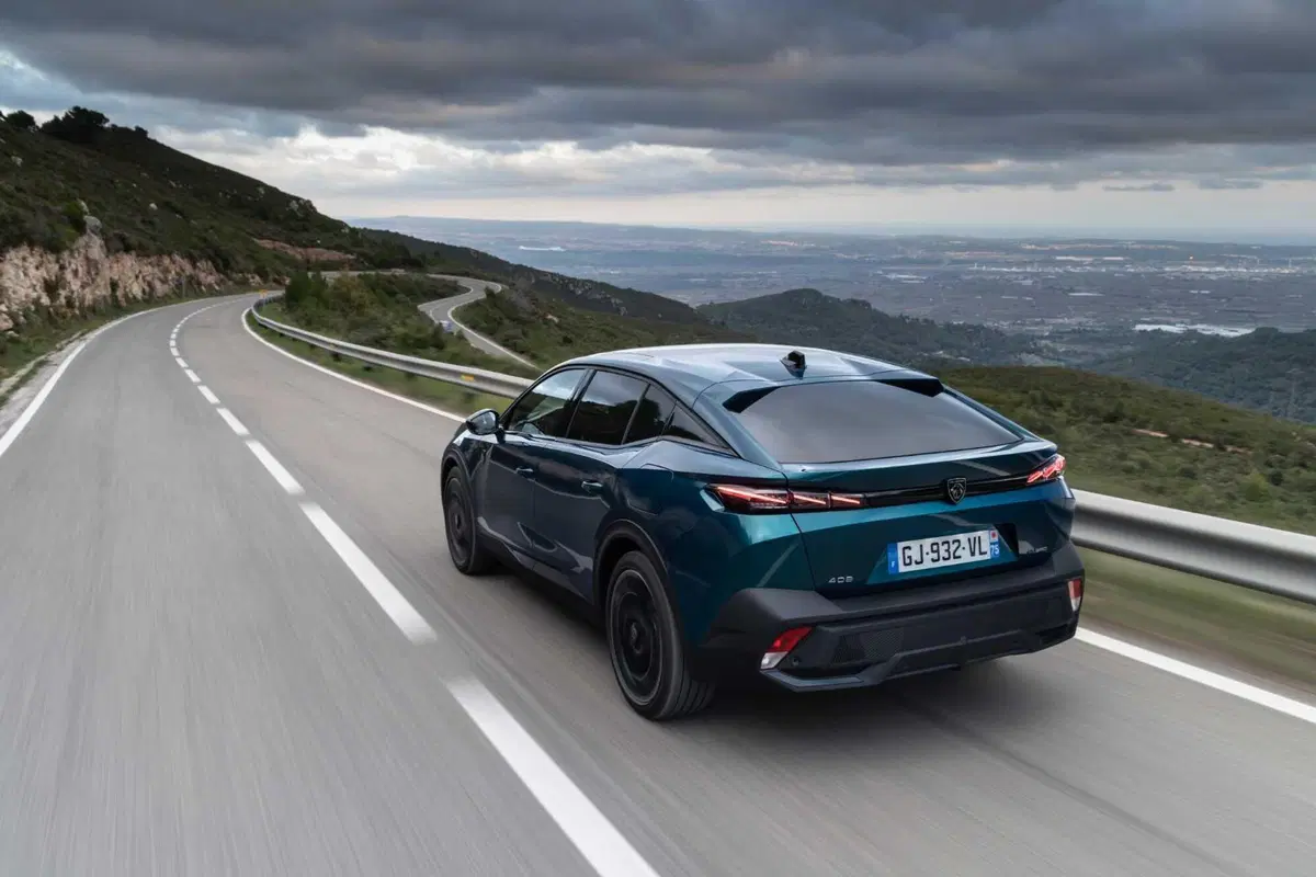Peugeot 408 (2023), la prova della fastback più interessante del momento (21)