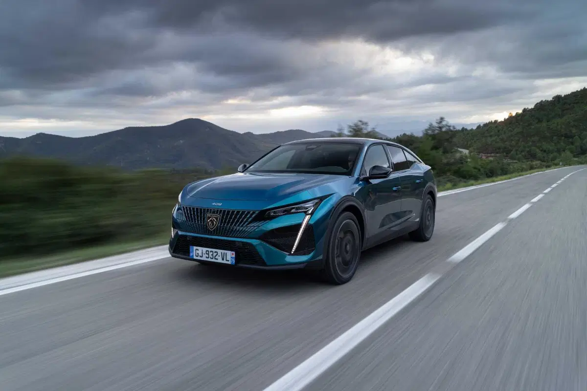 Peugeot 408 (2023), la prova della fastback più interessante del momento (22)