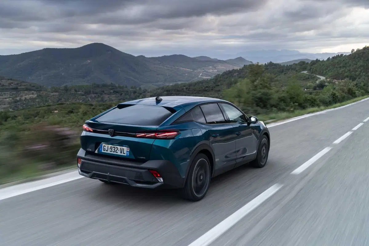 Peugeot 408 (2023), la prova della fastback più interessante del momento (23)
