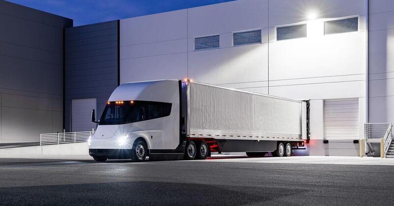 Tesla Semi, la prima consegna ufficiale in diretta. Altri veicoli in arrivo 