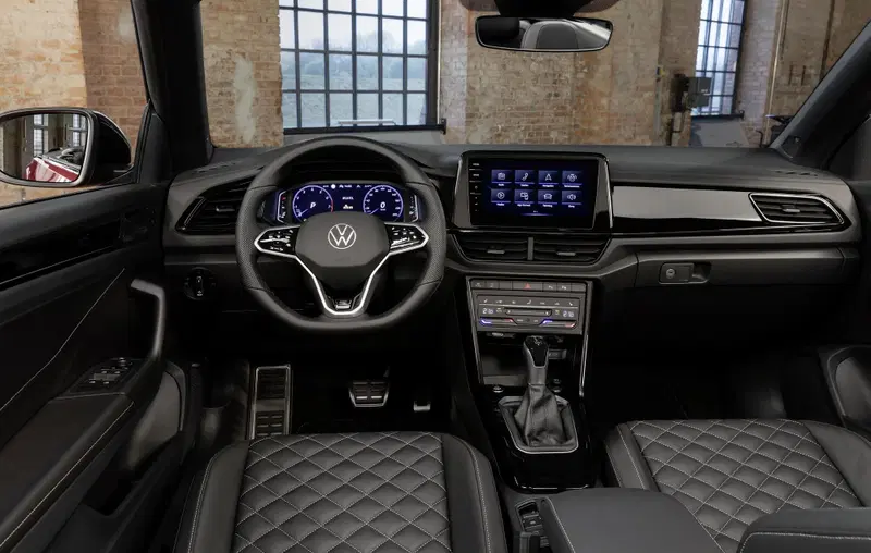 L'interno della Volkswagen T-Roc Cabrio, con i comandi di climatizzazione "ibridi" (fisici e touch insieme)