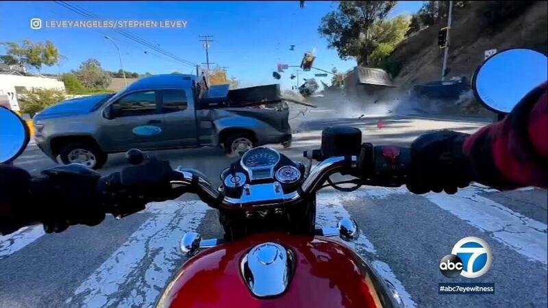 Ruba una Suv e brucia un rosso: il video del crash con la moto [VIDEO]