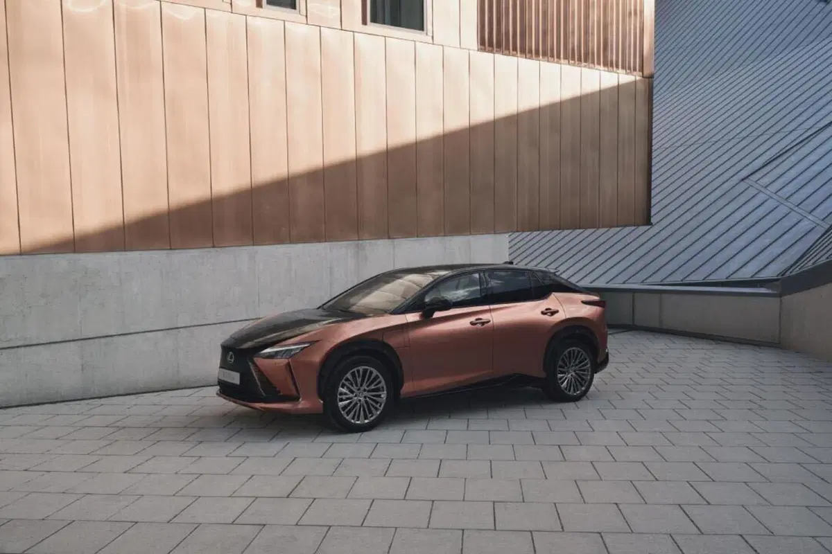 Lexus RZ 450e: tutta elettrica e 440 chilometri di autonomia e steer by wire [Video] (6)