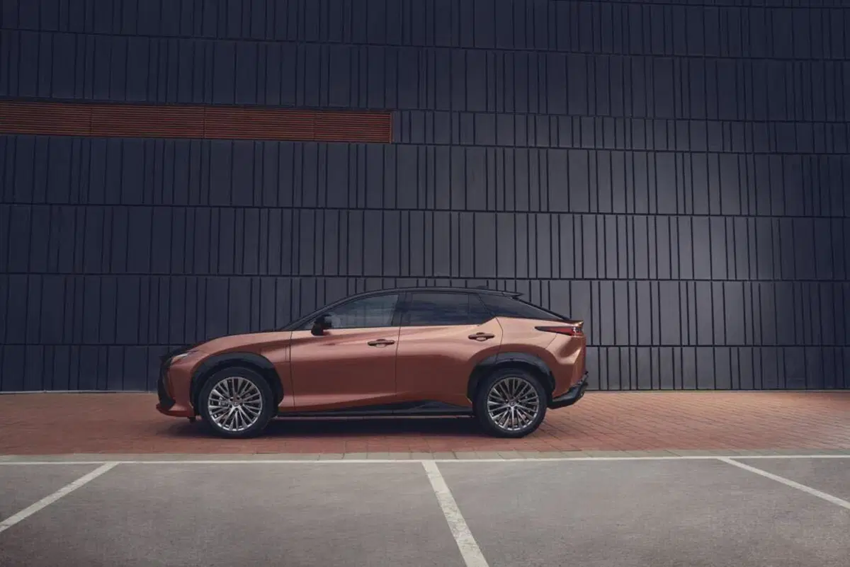 Lexus RZ 450e: tutta elettrica e 440 chilometri di autonomia e steer by wire [Video] (8)