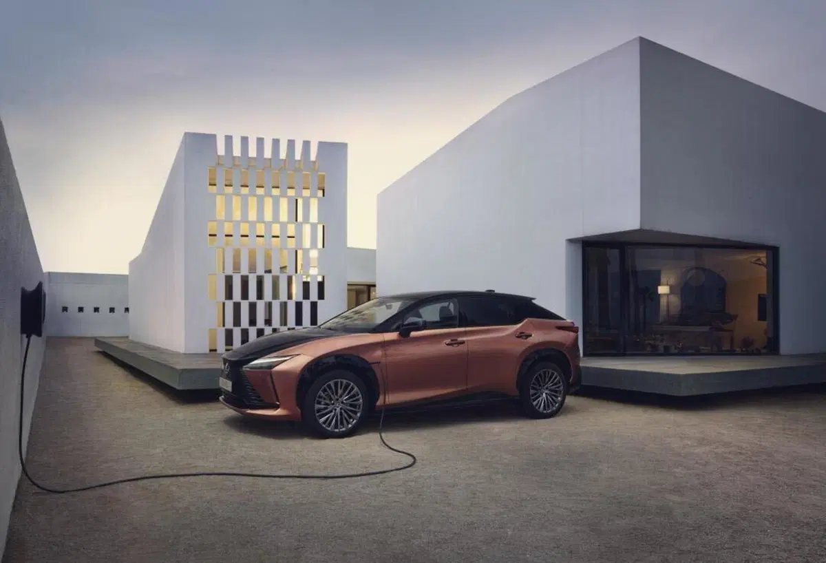 Lexus RZ 450e: tutta elettrica e 440 chilometri di autonomia e steer by wire [Video] (13)