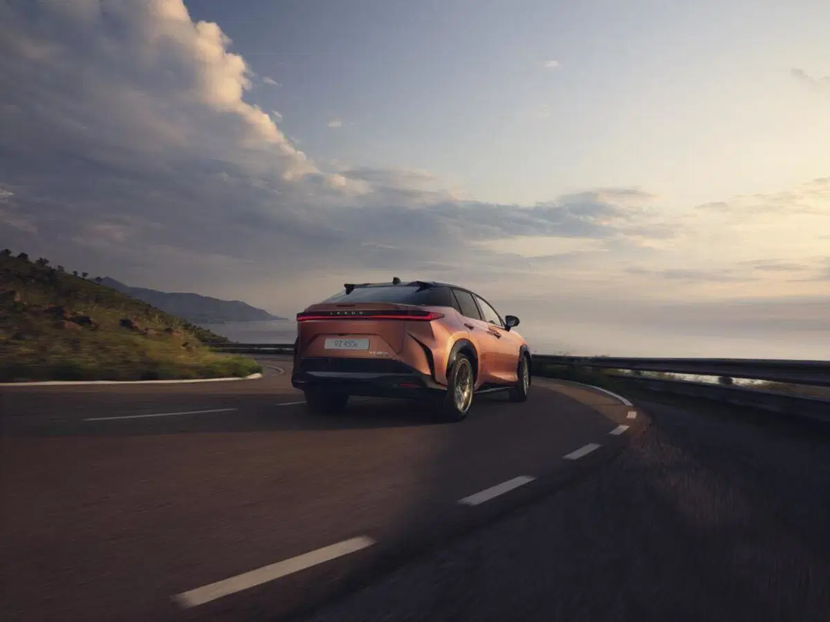 Lexus RZ 450e: tutta elettrica e 440 chilometri di autonomia e steer by wire [Video] (14)