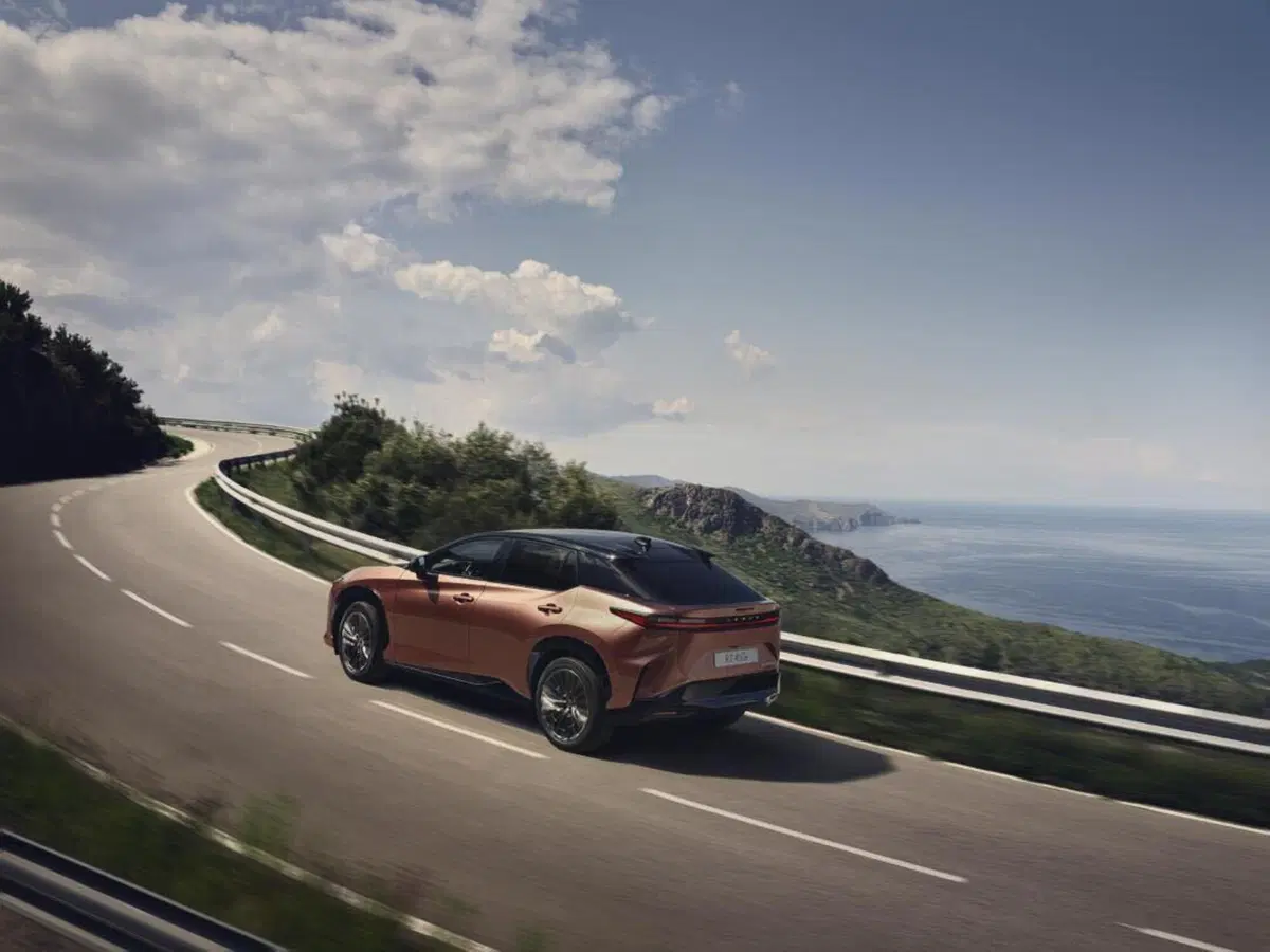 Lexus RZ 450e: tutta elettrica e 440 chilometri di autonomia e steer by wire [Video] (15)