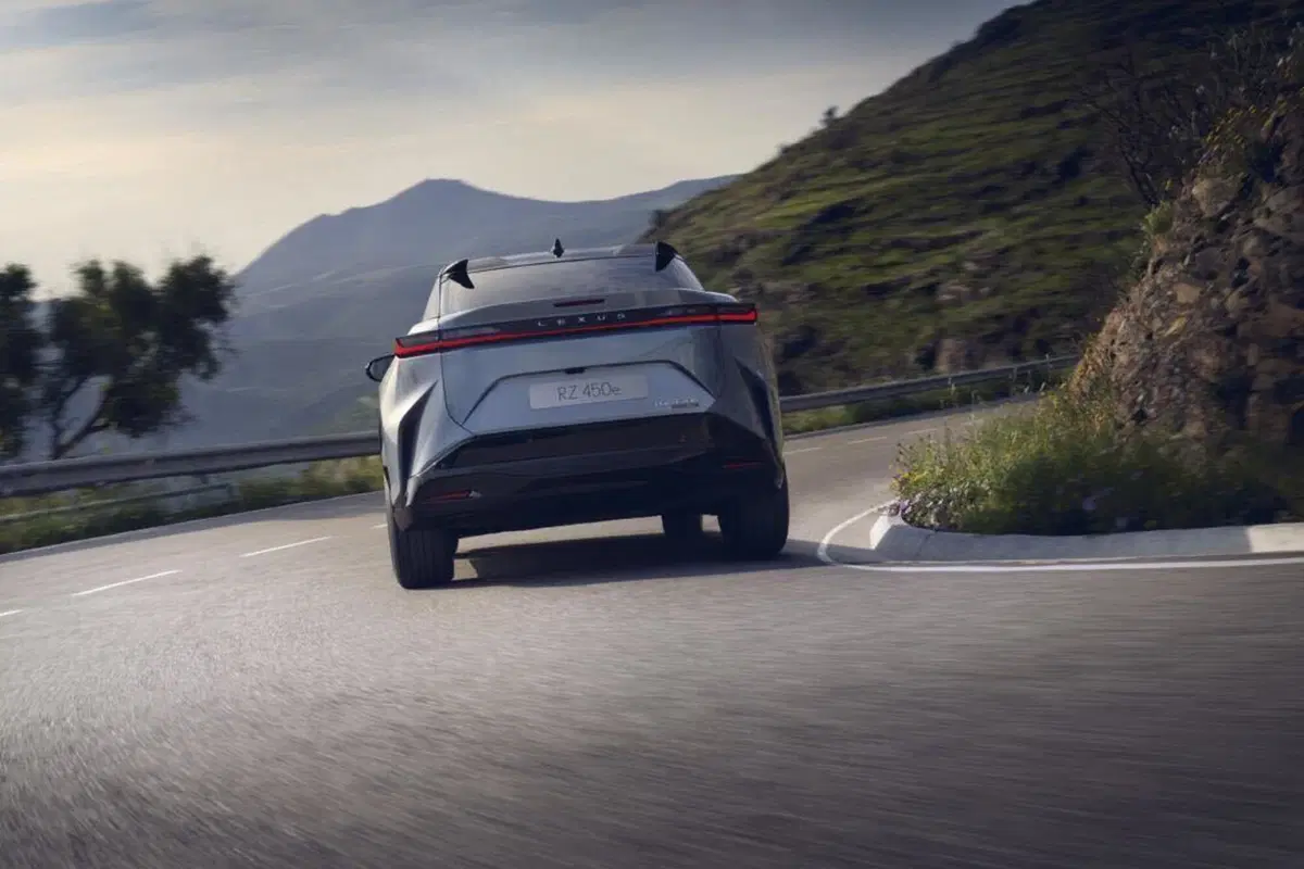 Lexus RZ 450e: tutta elettrica e 440 chilometri di autonomia e steer by wire [Video] (16)