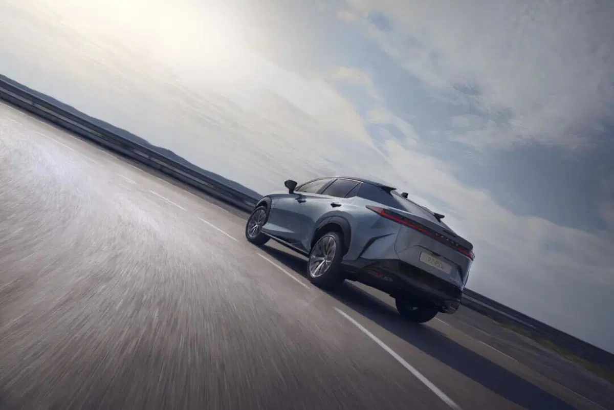 Lexus RZ 450e: tutta elettrica e 440 chilometri di autonomia e steer by wire [Video] (17)