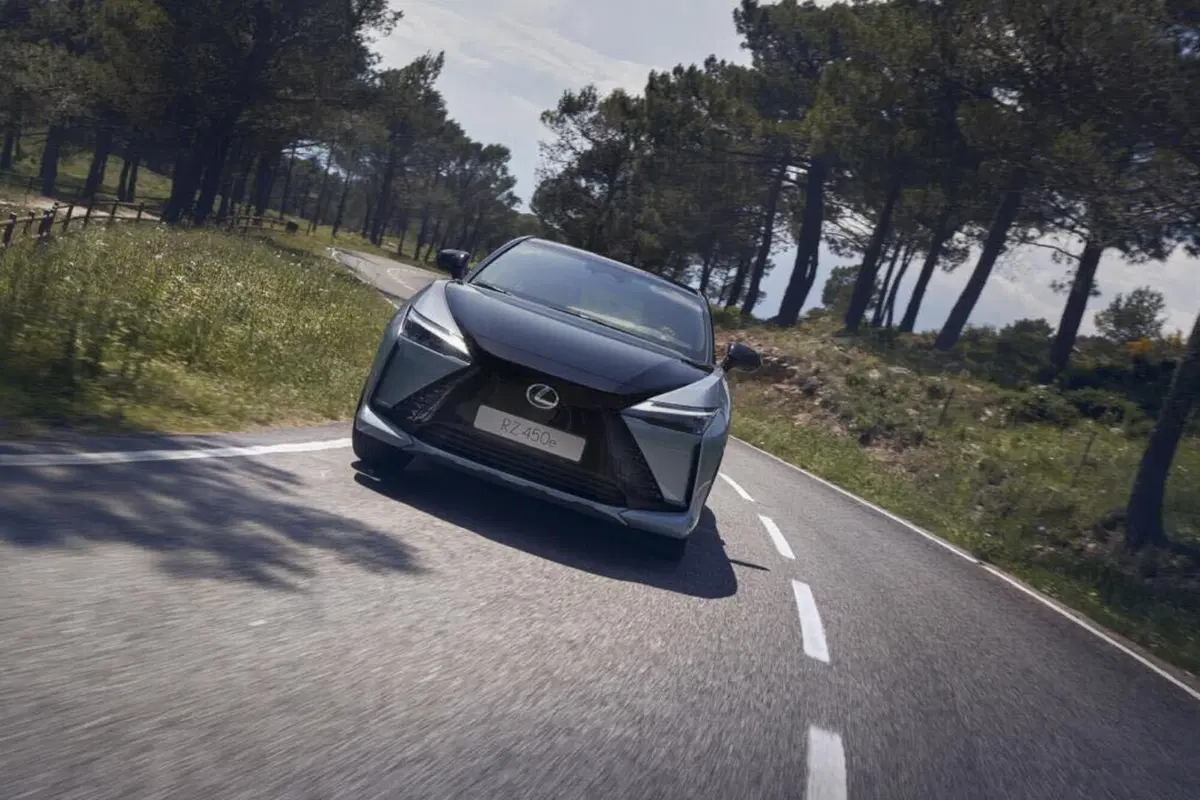 Lexus RZ 450e: tutta elettrica e 440 chilometri di autonomia e steer by wire [Video] (18)