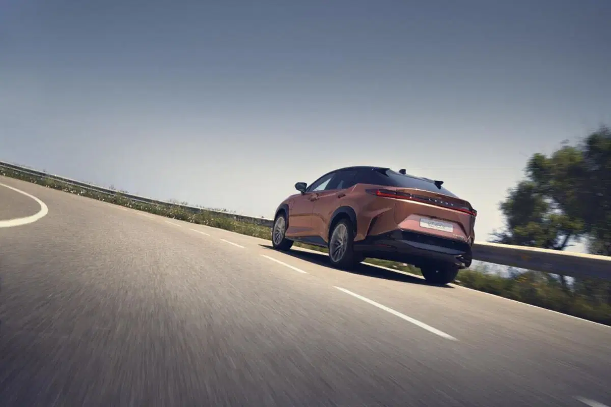 Lexus RZ 450e: tutta elettrica e 440 chilometri di autonomia e steer by wire [Video] (19)