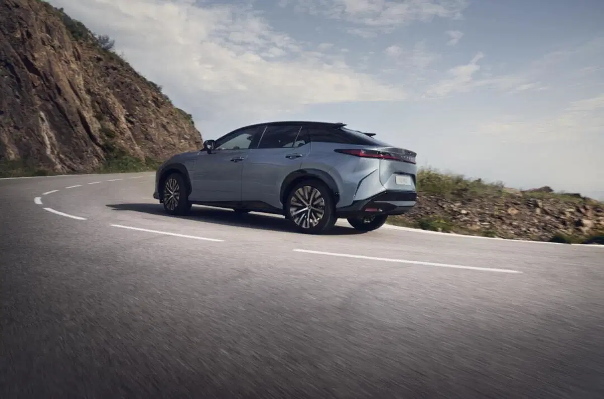 Lexus RZ 450e: tutta elettrica e 440 chilometri di autonomia e steer by wire [Video] (20)