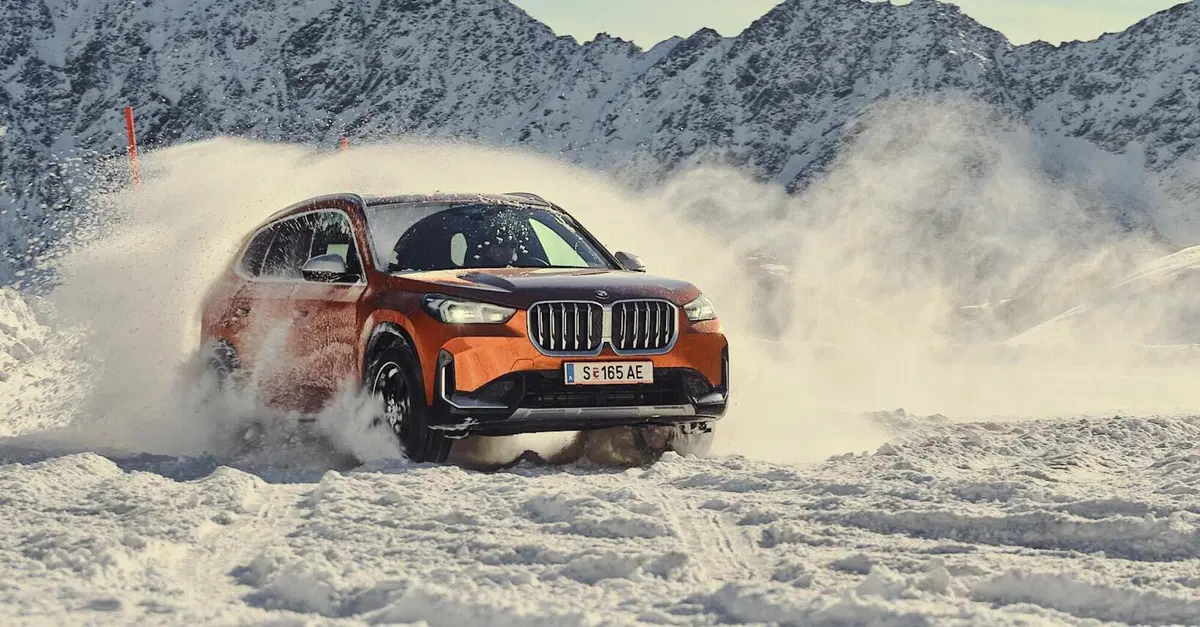 BMW iX1: come funziona un'elettrica a doppio motore sulla neve