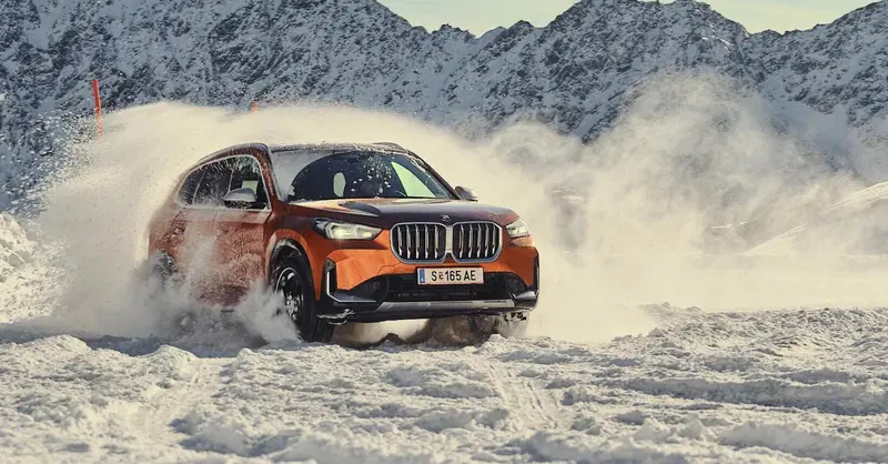 BMW iX1: come funziona un'elettrica a doppio motore sulla neve