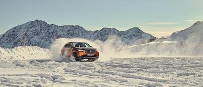 BMW iX1: come funziona un'elettrica a doppio motore sulla neve