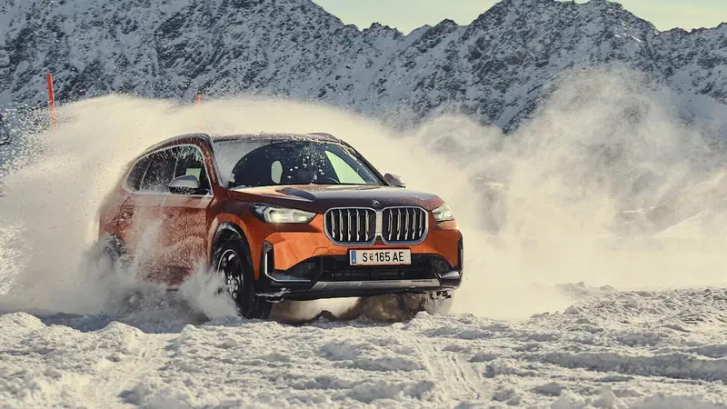 BMW iX1: come funziona un'elettrica a doppio motore sulla neve