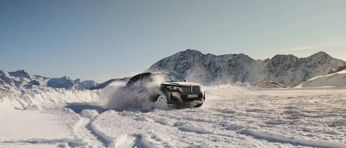 BMW iX1: come funziona una elettrica con due motori sulla neve (6)