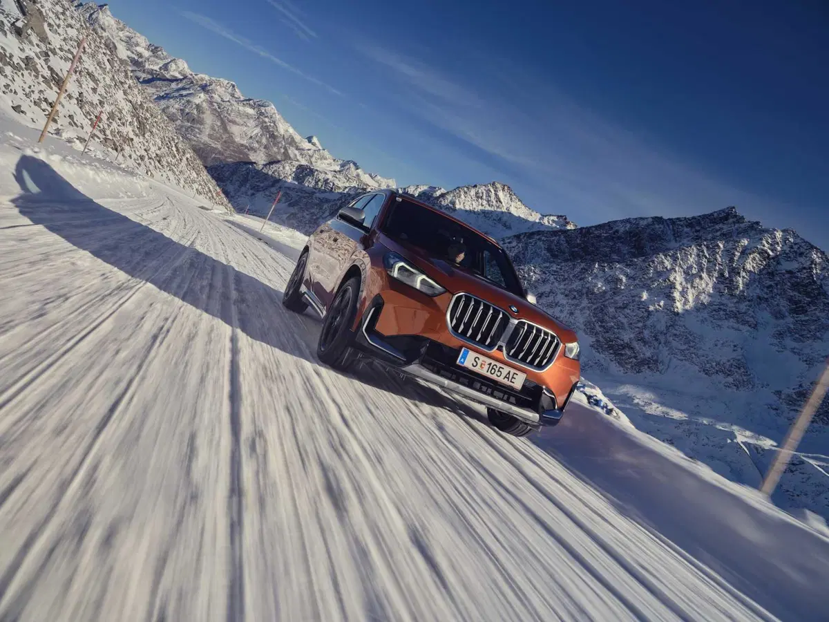 BMW iX1: come funziona una elettrica con due motori sulla neve (8)