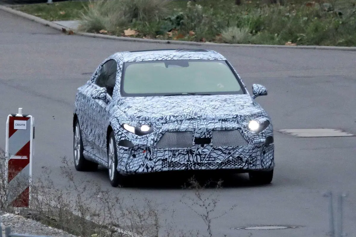 Mercedes EQA, ecco le foto spia (3)