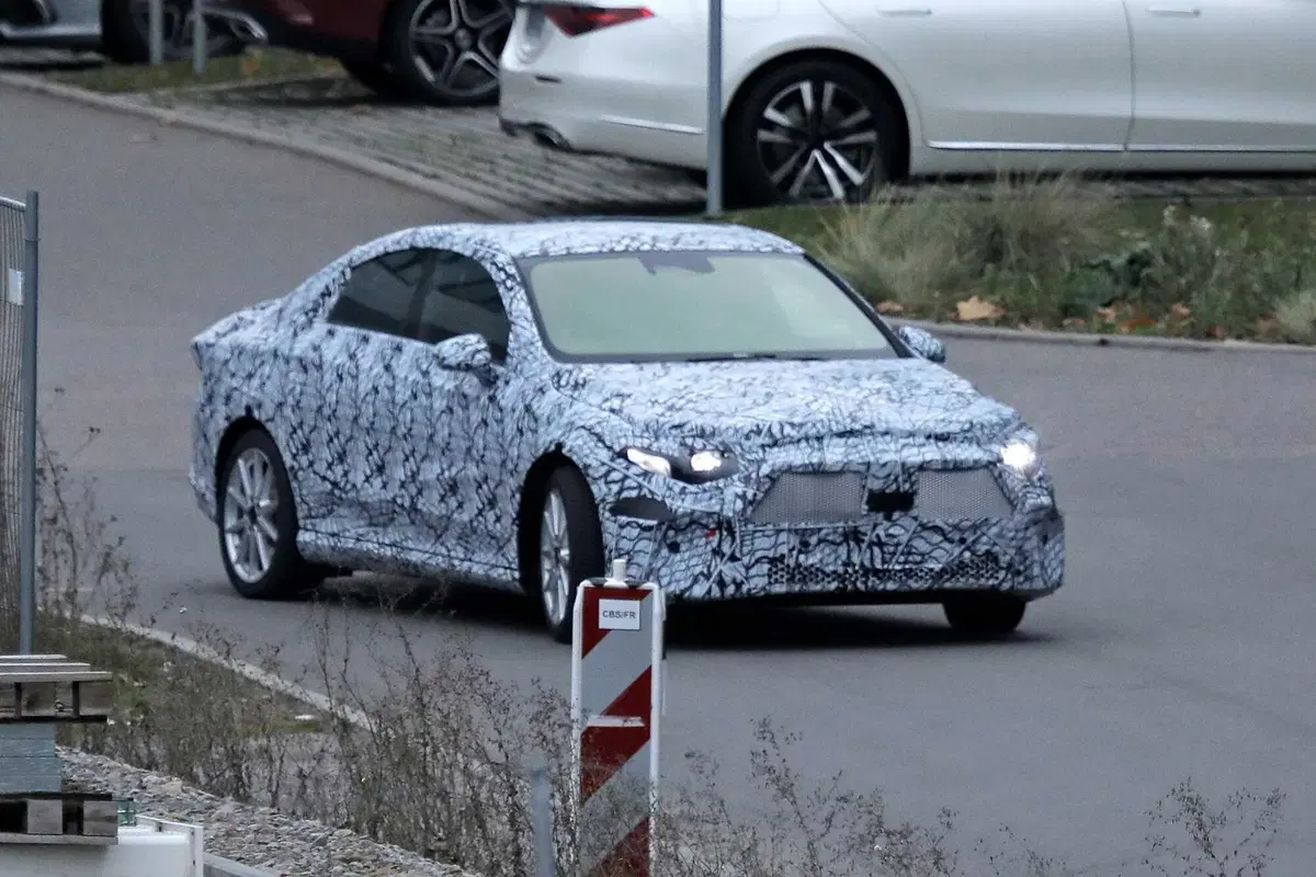 Mercedes EQA, ecco le foto spia (2)