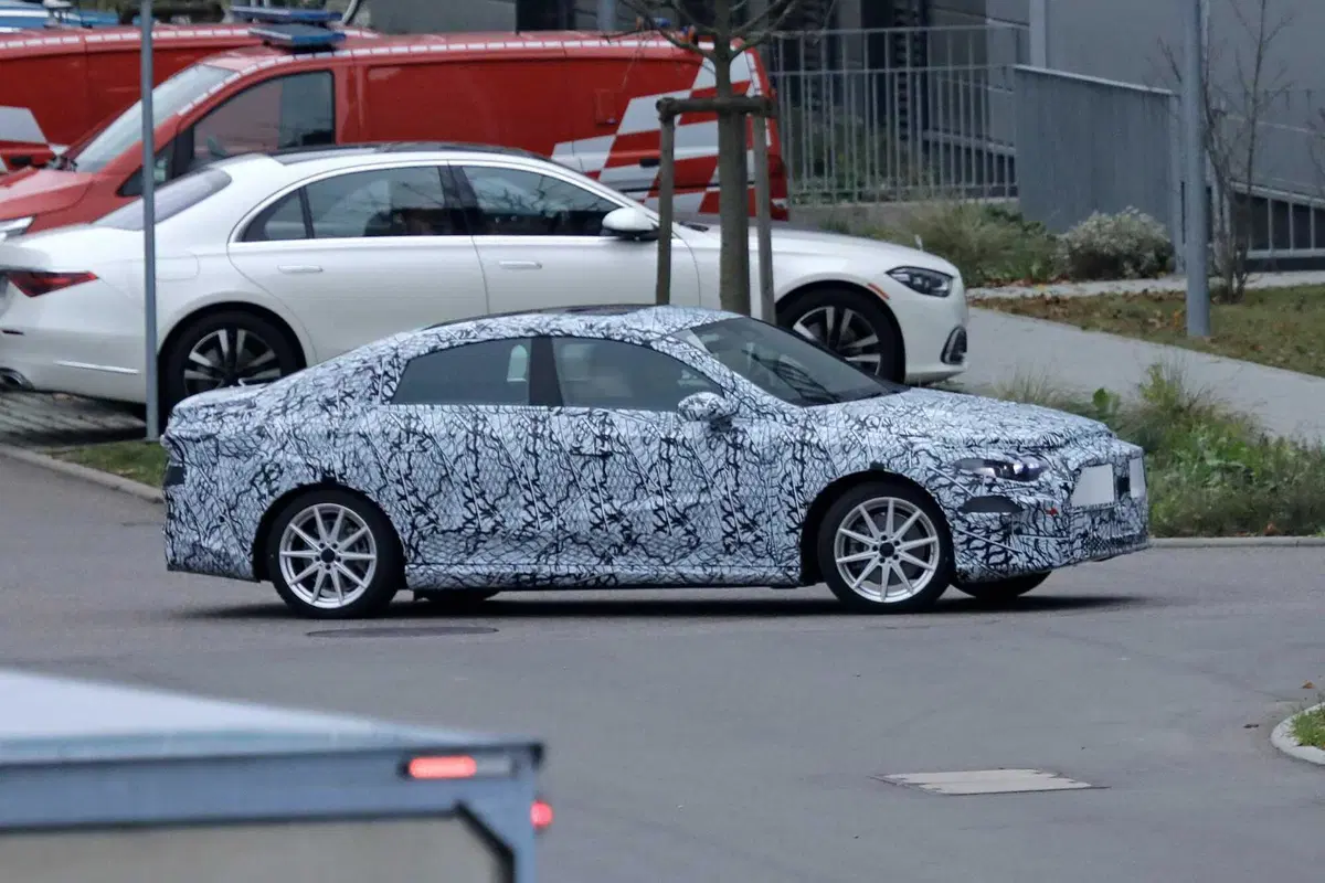 Mercedes EQA, ecco le foto spia (4)
