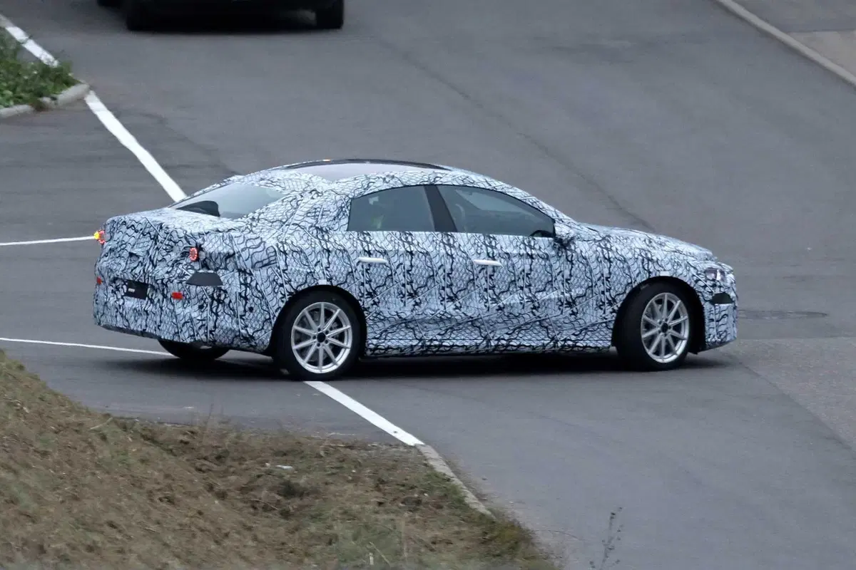 Mercedes EQA, ecco le foto spia (5)