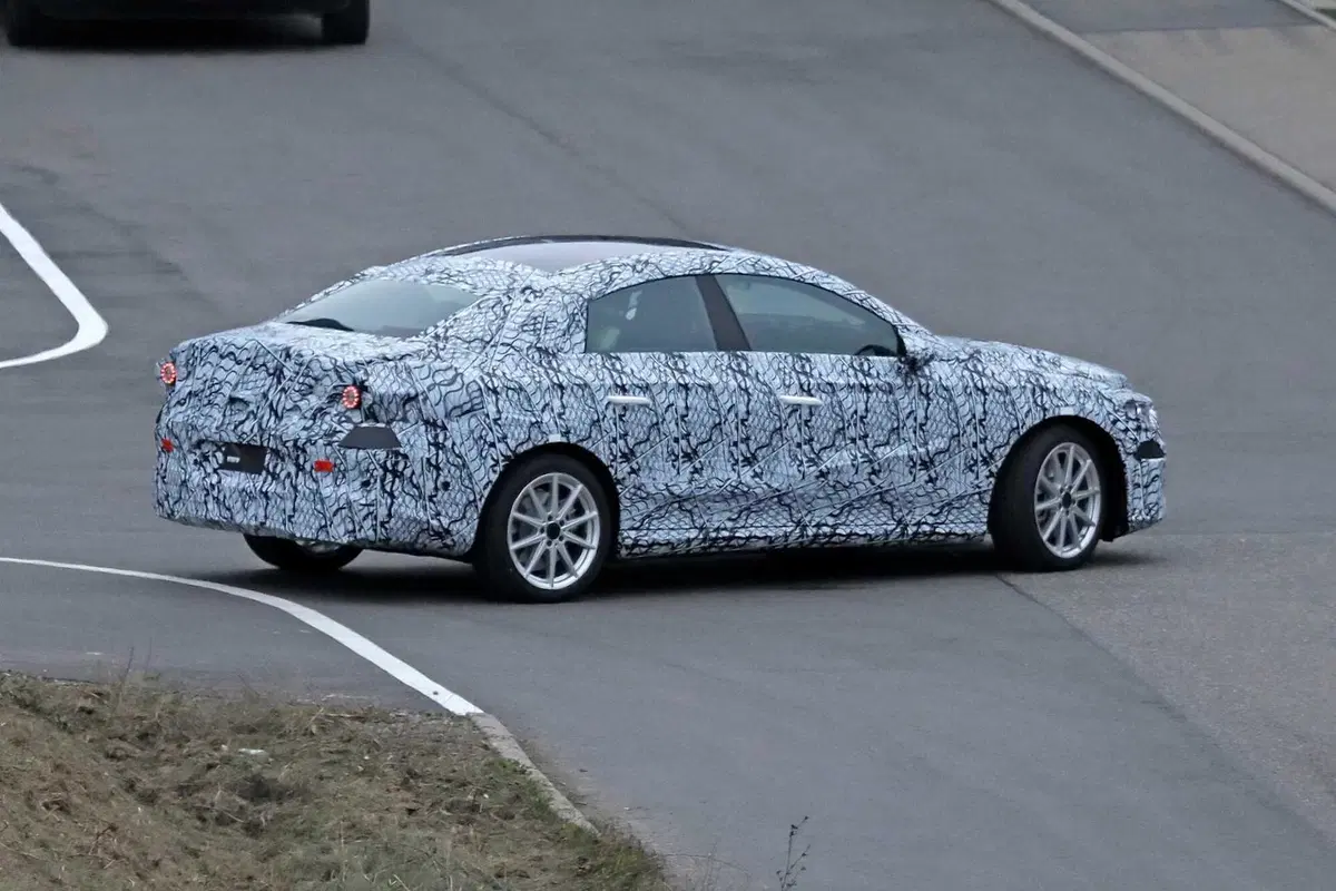 Mercedes EQA, ecco le foto spia (6)