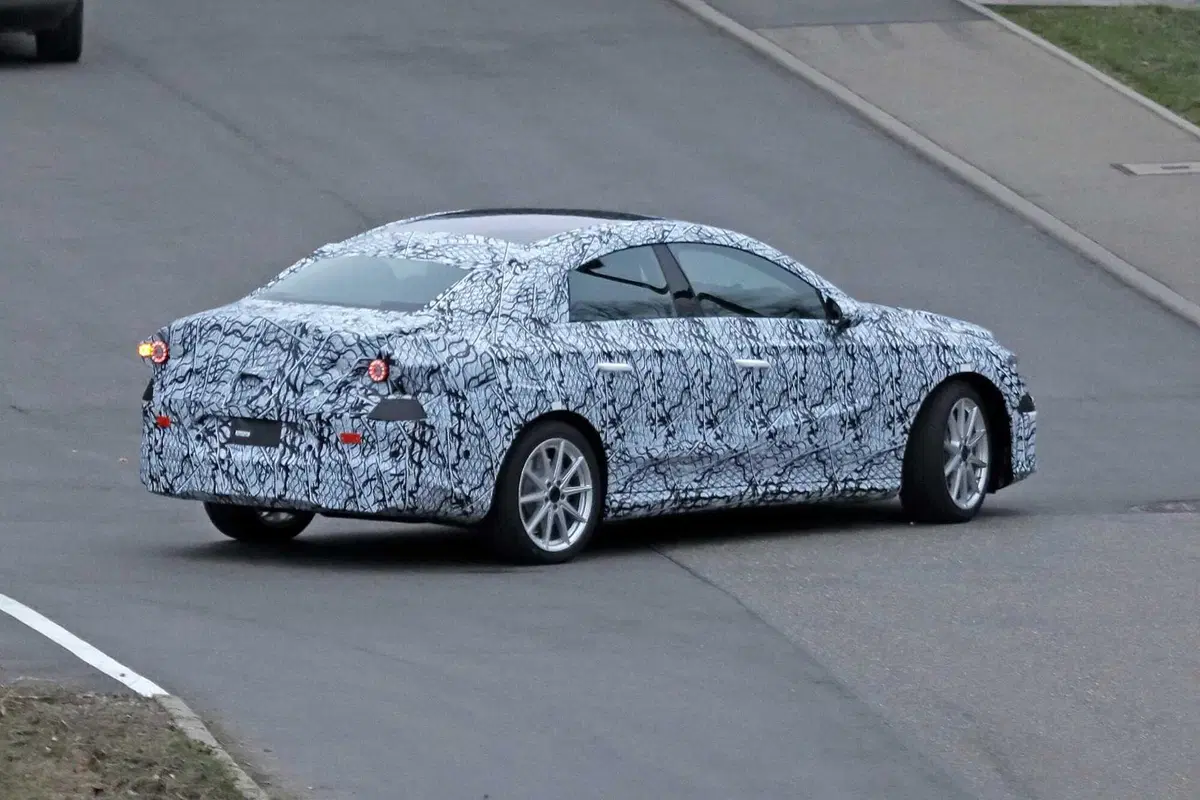 Mercedes EQA, ecco le foto spia (7)