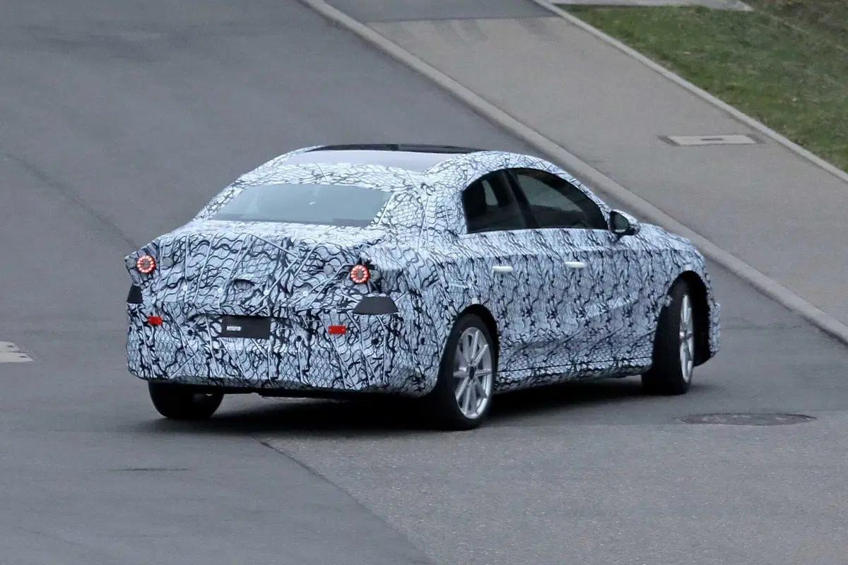 Mercedes EQA, ecco le foto spia (8)
