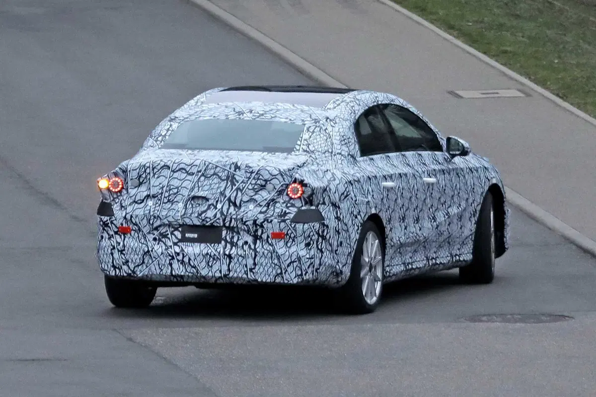 Mercedes EQA, ecco le foto spia (9)