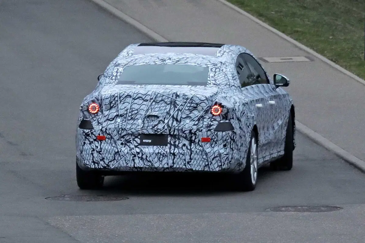 Mercedes EQA, ecco le foto spia (10)