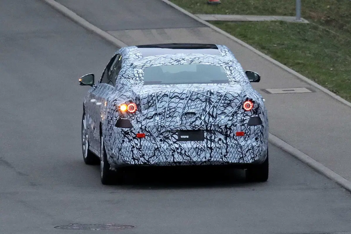 Mercedes EQA, ecco le foto spia (11)