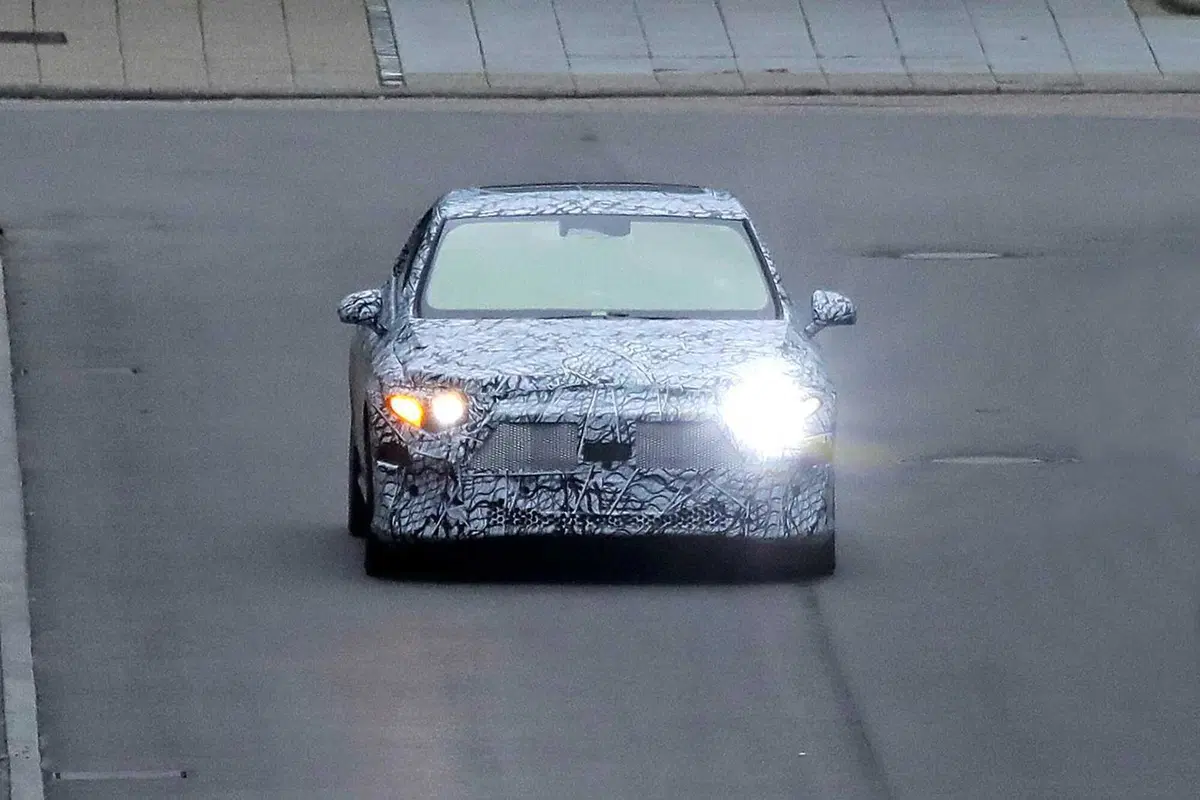 Mercedes EQA, ecco le foto spia (12)