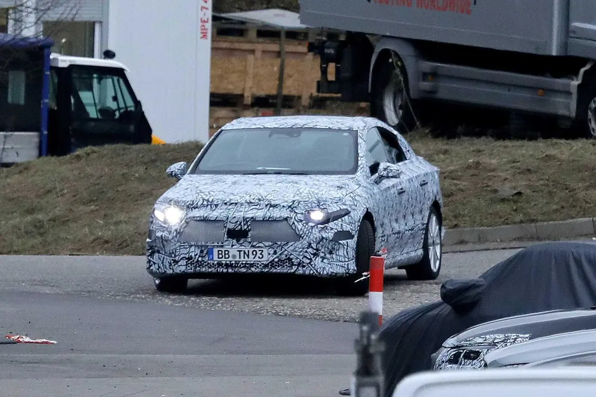 Mercedes EQA, ecco le foto spia (13)