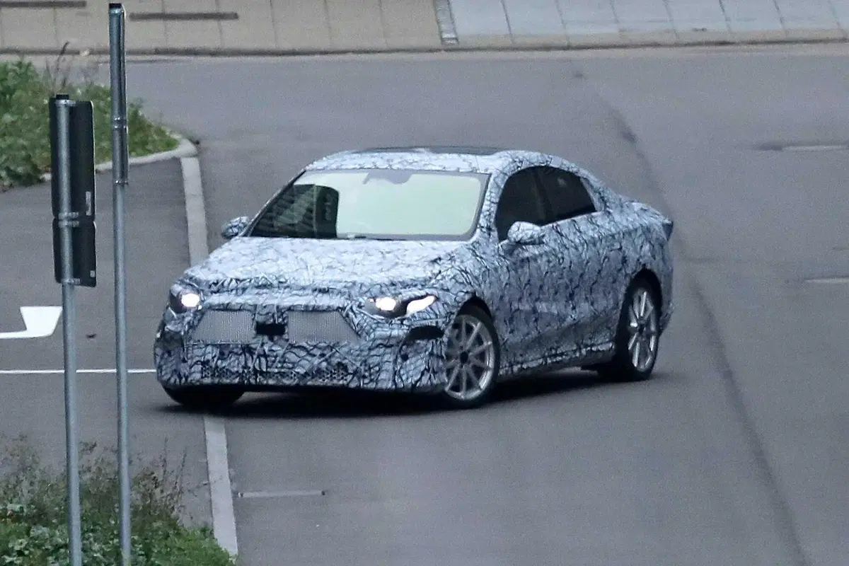 Mercedes EQA, ecco le foto spia (14)