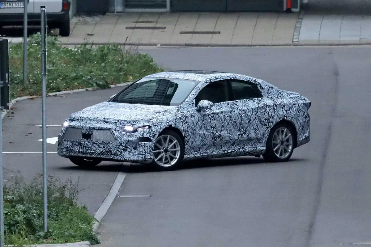 Mercedes EQA, ecco le foto spia (15)