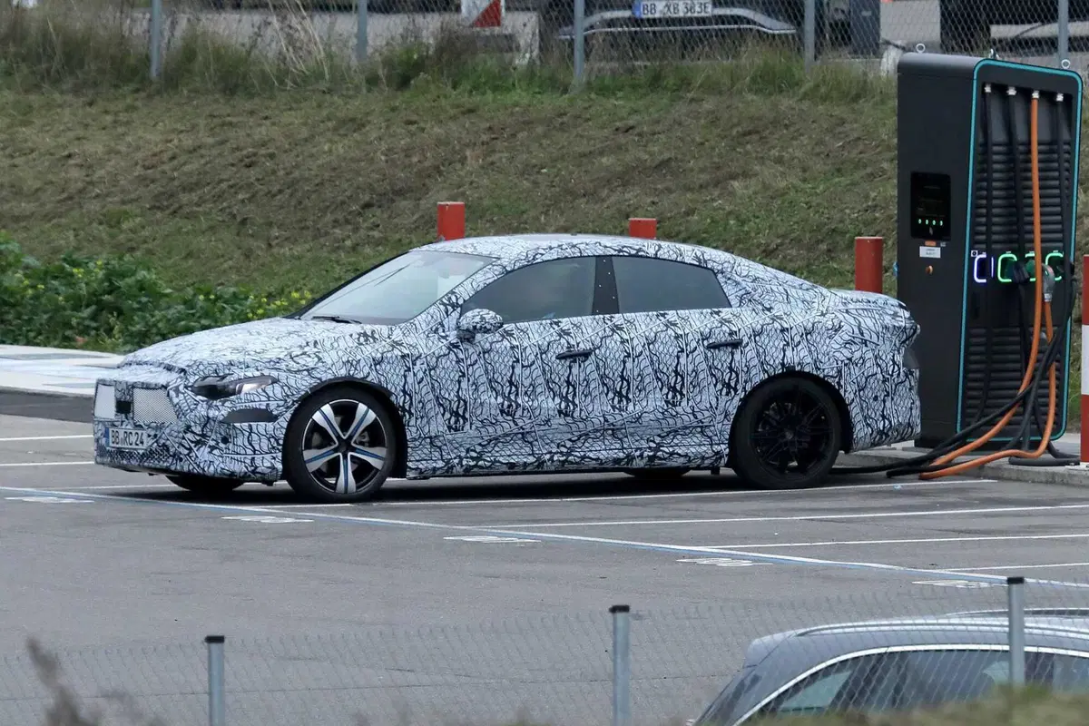 Mercedes EQA, ecco le foto spia (16)