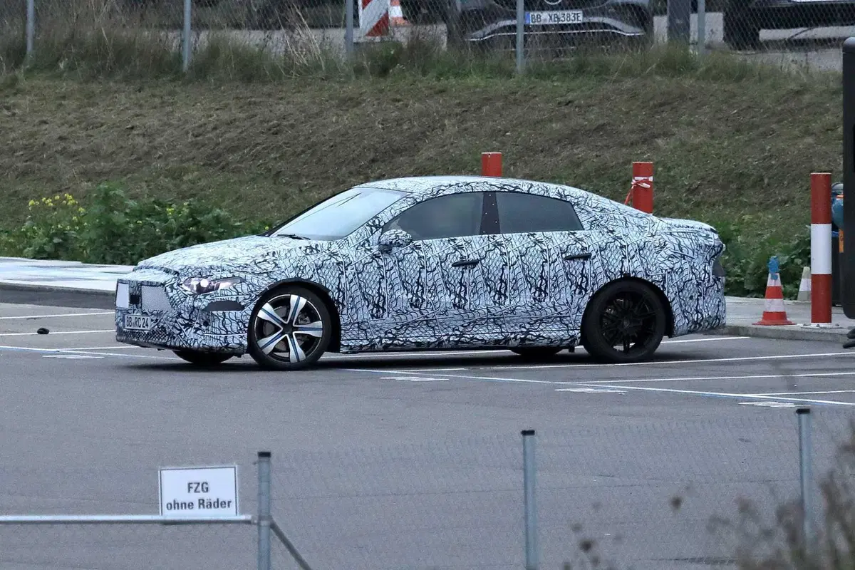 Mercedes EQA, ecco le foto spia (17)