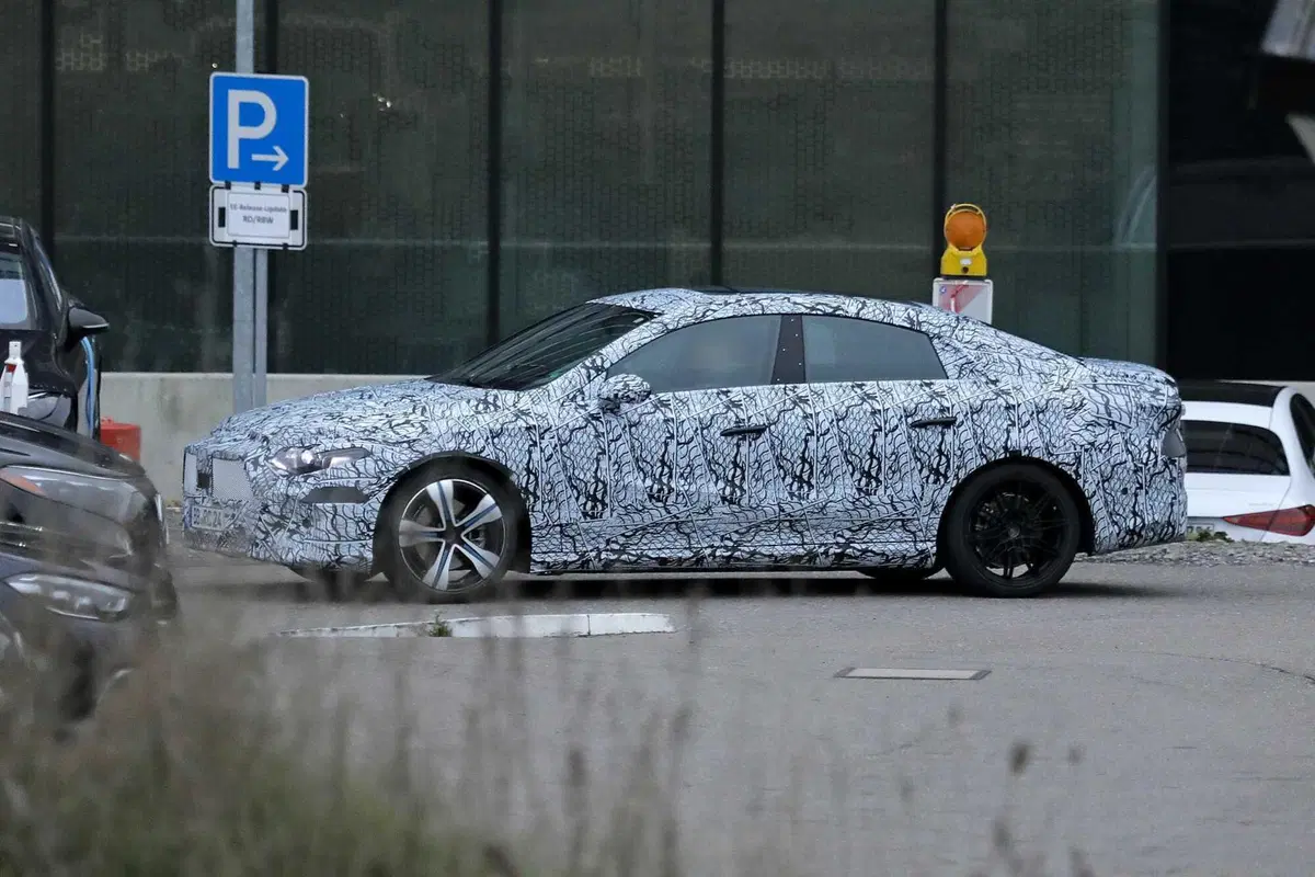 Mercedes EQA, ecco le foto spia (18)