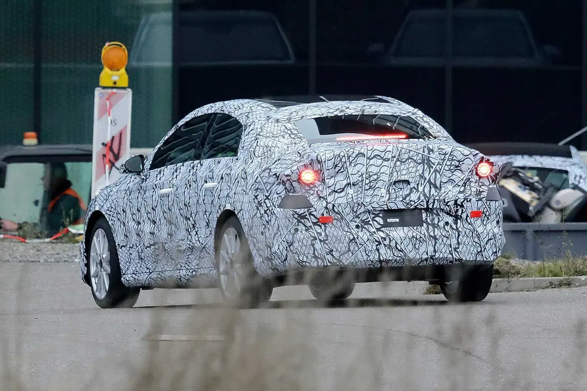Mercedes EQA, ecco le foto spia (19)