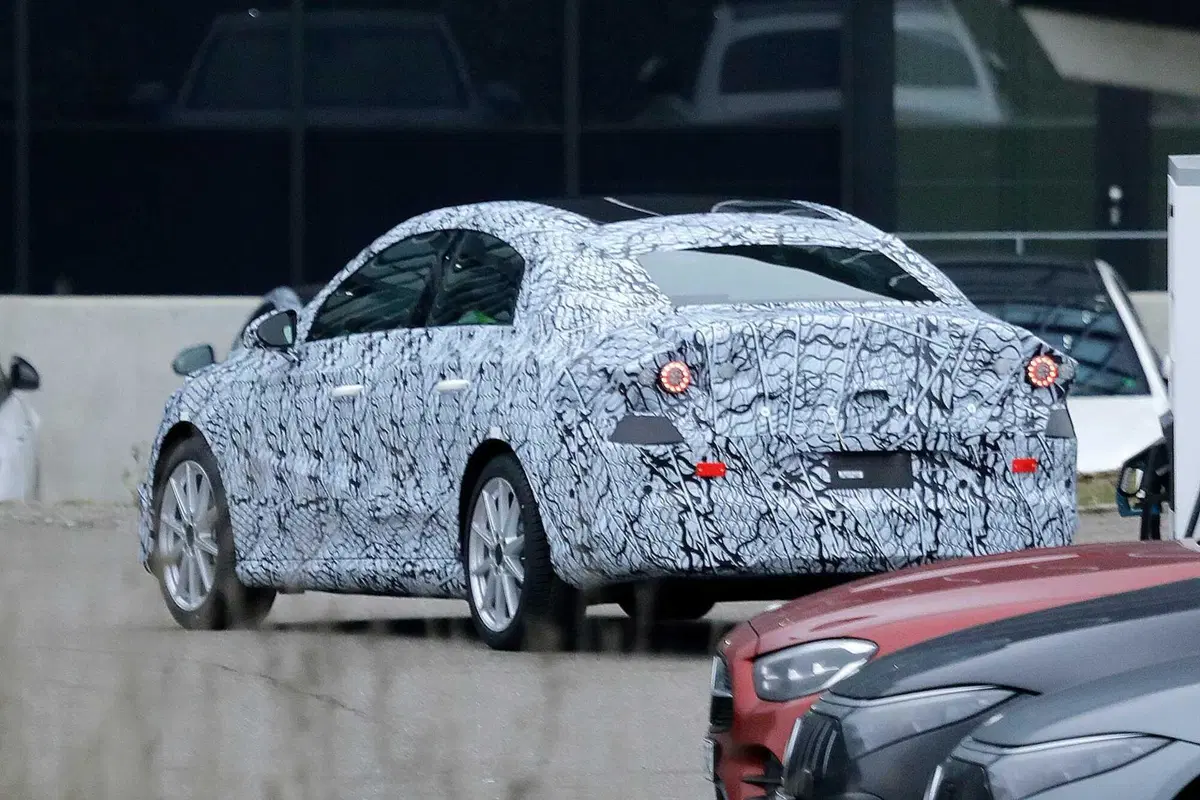 Mercedes EQA, ecco le foto spia (20)