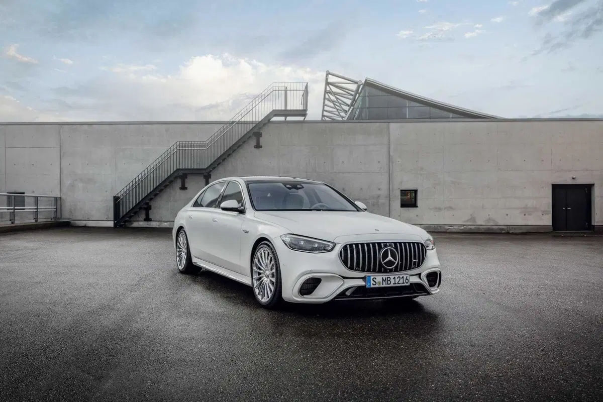 Mercedes-AMG S 63 E-Performance: 802 CV di super-lusso, ibrido plug-in (4)