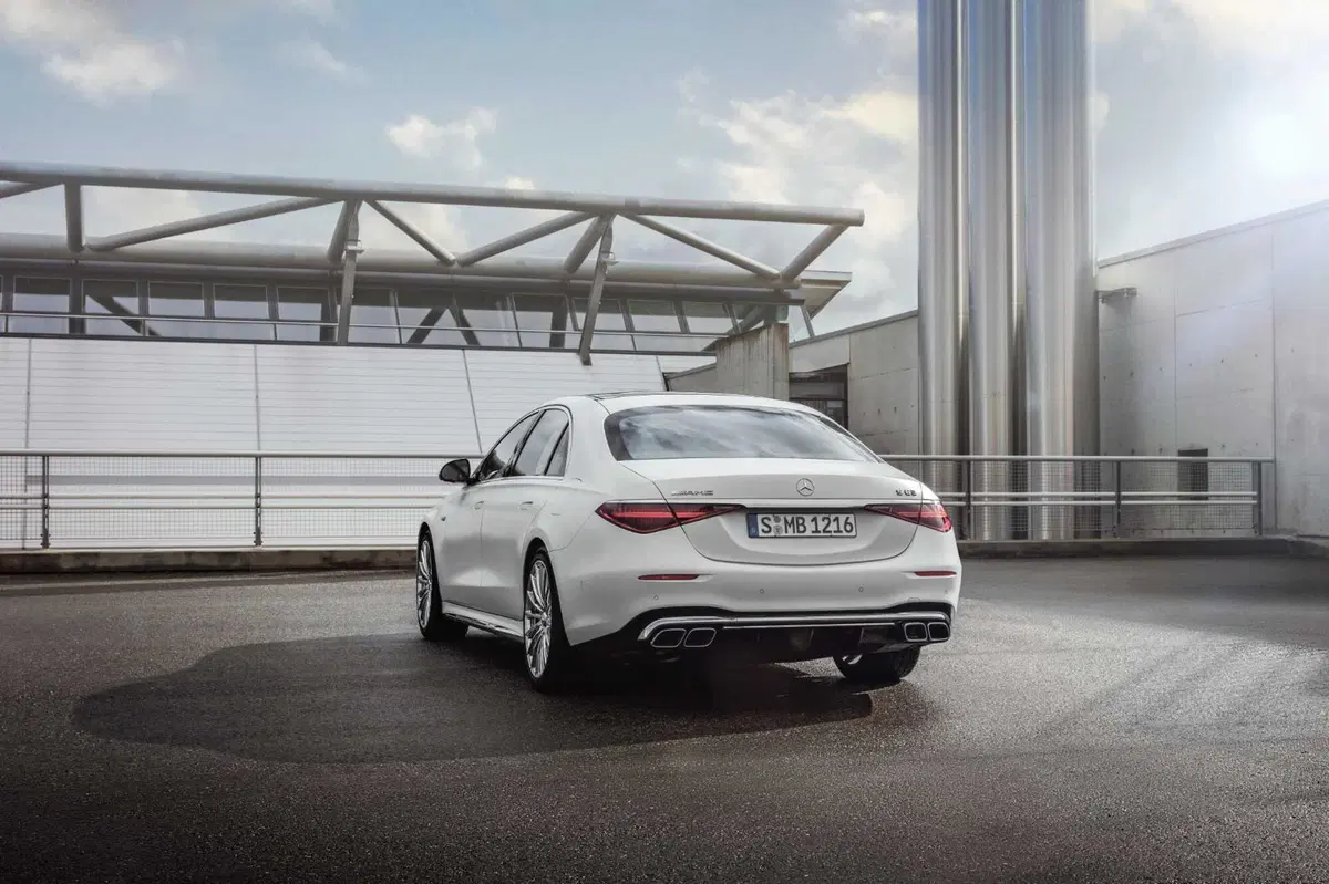 Mercedes-AMG S 63 E-Performance: 802 CV di super-lusso, ibrido plug-in (7)