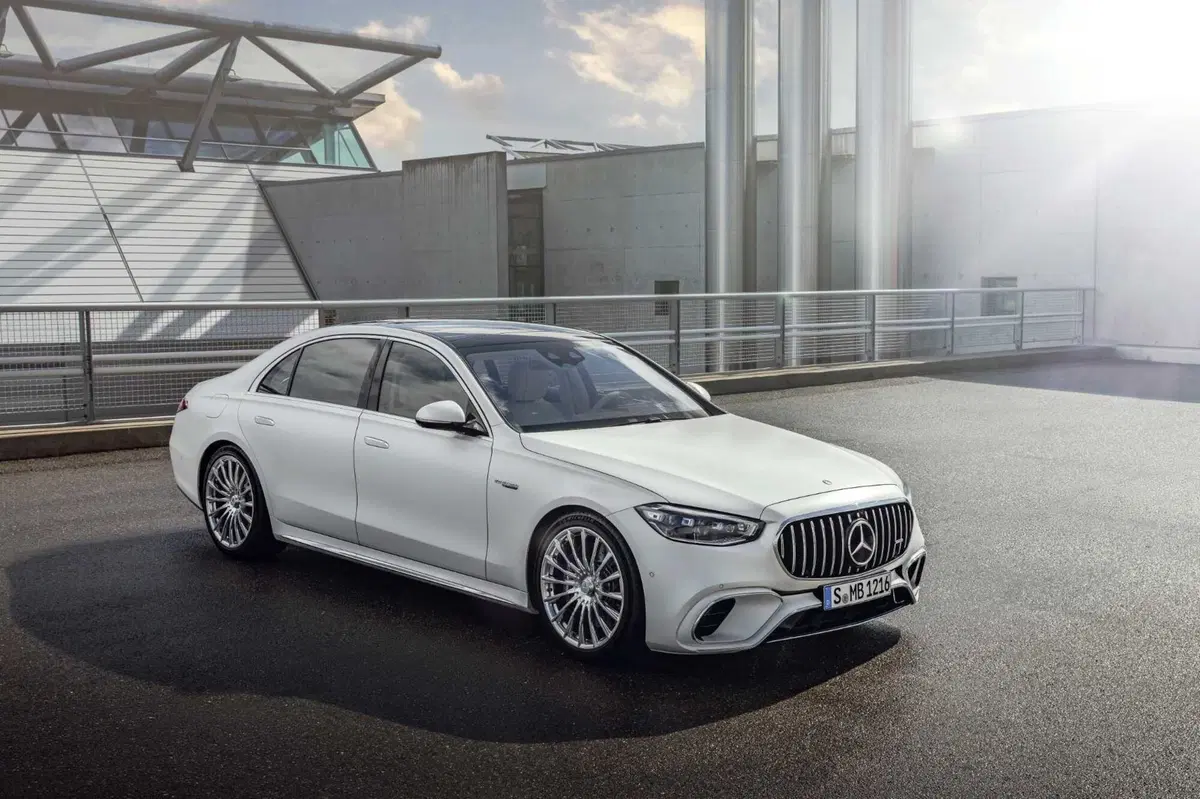 Mercedes-AMG S 63 E-Performance: 802 CV di super-lusso, ibrido plug-in (8)